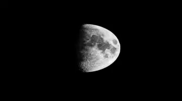 القمر الليلة في مرحلة التربيع الأول